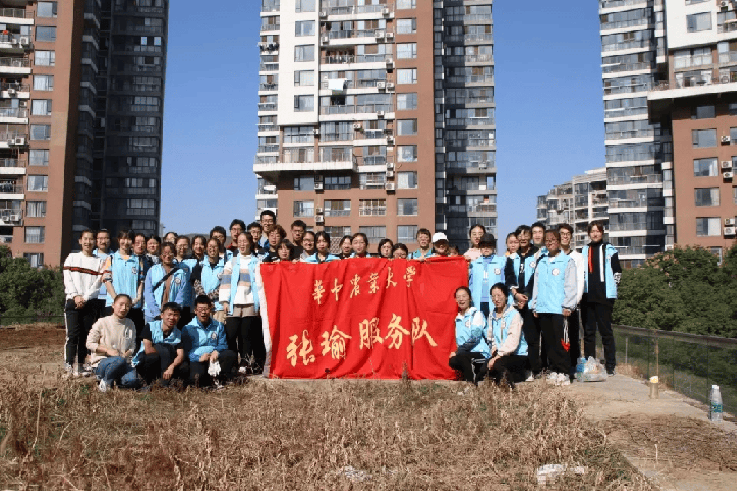 “替英雄同学尽孝”,大学生们坚持15年......