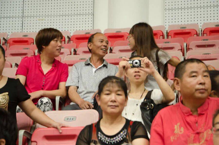 “替英雄同学尽孝”,大学生们坚持15年......