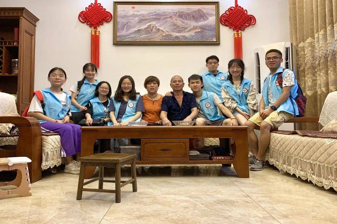 “替英雄同学尽孝”,大学生们坚持15年......