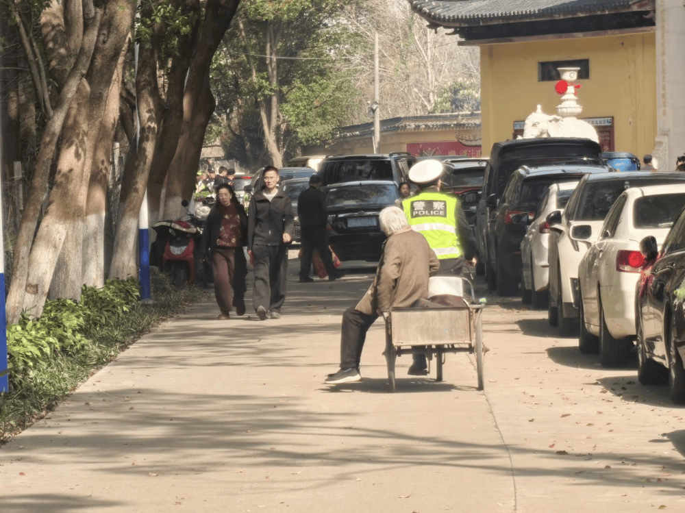 “这可能是最后一次来看你了”,常州九旬老人偷偷骑两个多小时三轮车祭扫亡夫