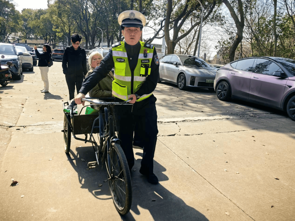 “这可能是最后一次来看你了”,常州九旬老人偷偷骑两个多小时三轮车祭扫亡夫