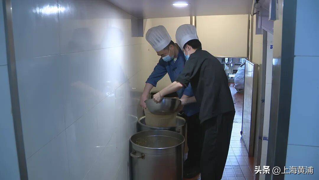 气温已超32度!为啥上海人顶着烈日也要排队?就为这口夏日专属“鲜味”,“吃了就觉得很爽”!