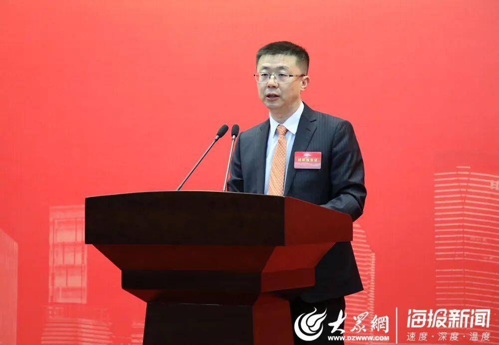 吕鹏，主动投案
