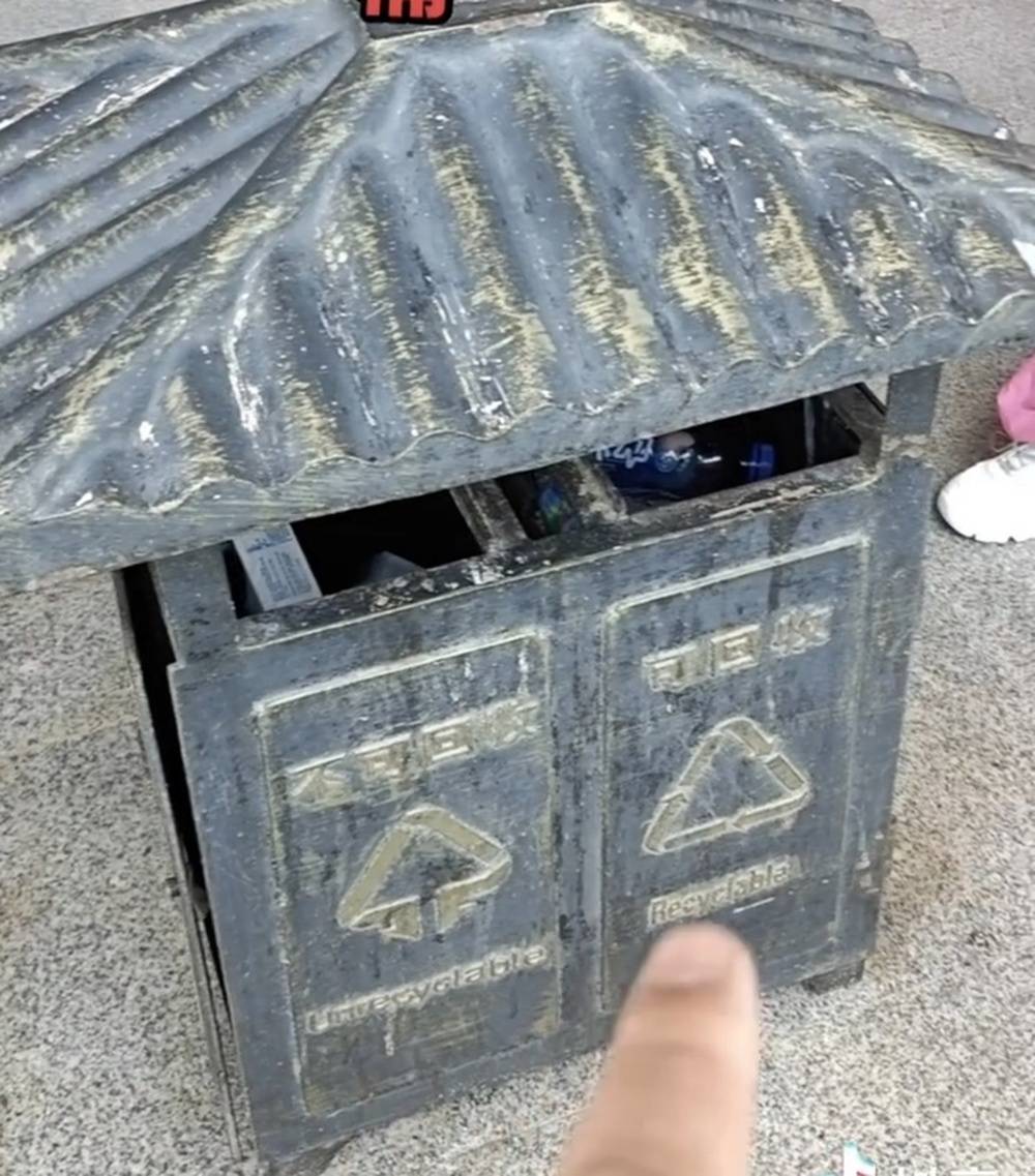 山西鹳雀楼景区被曝同一个垃圾箱垃圾分类标志胡乱标注,景区:立即开展专项整改
