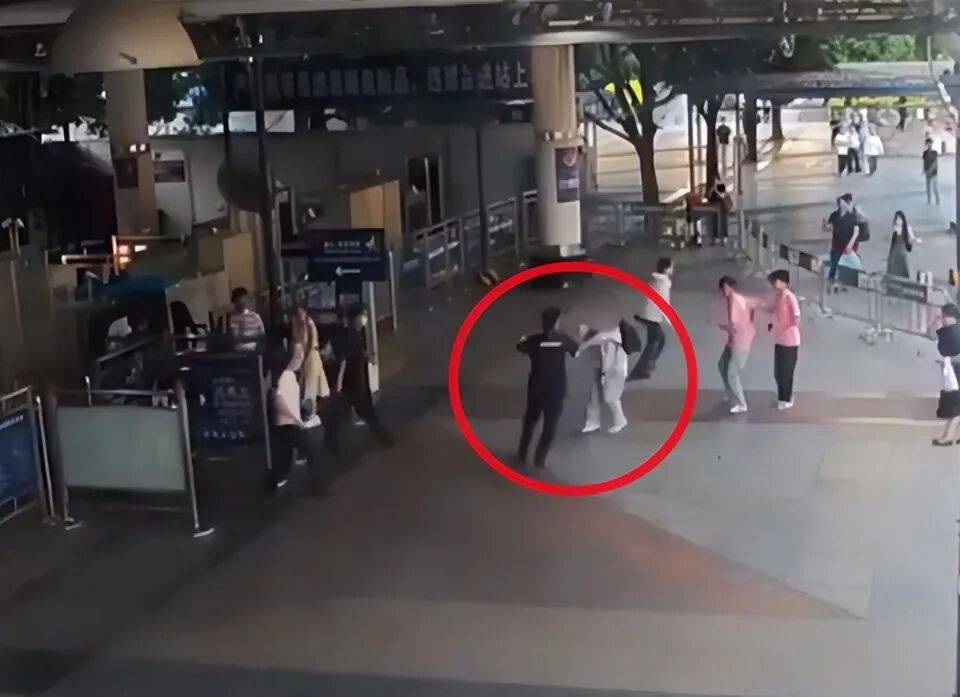 高校教师在南宁火车站走错出口,与安检员发生冲突全身10处挫伤,警方认定双方互殴各拘留5天;当事人发声:8月11日开庭,要求撤销行政处罚