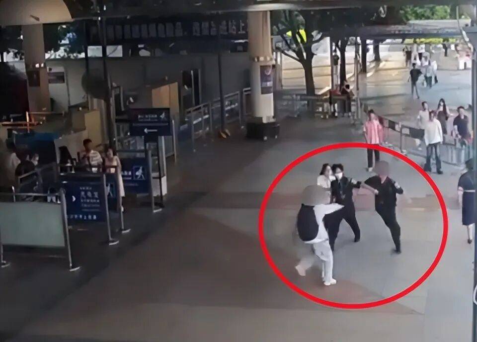 高校教师在南宁火车站走错出口,与安检员发生冲突全身10处挫伤,警方认定双方互殴各拘留5天;当事人发声:8月11日开庭,要求撤销行政处罚