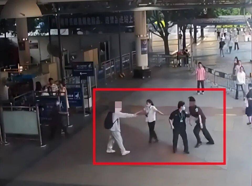 高校教师在南宁火车站走错出口,与安检员发生冲突全身10处挫伤,警方认定双方互殴各拘留5天;当事人发声:8月11日开庭,要求撤销行政处罚