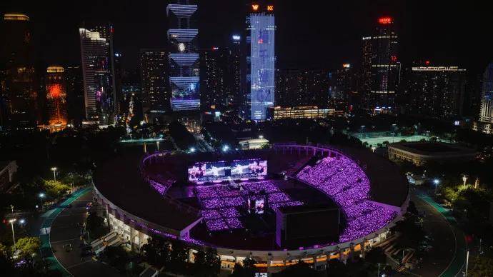 知名歌手广州开演唱会,突然坐地上,称“太热没风,有点晕”!广东天气最新提醒