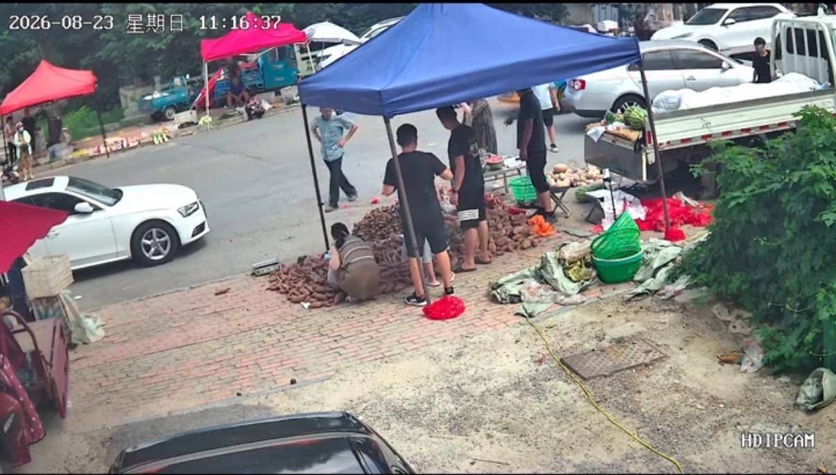 摊主称女顾客退瓜不成砸西瓜,所驾车辆前后车牌不一致 警方:涉事女子已在派出所,交管部门已介入