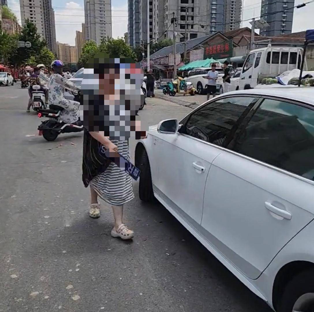 摊主称女顾客退瓜不成砸西瓜,所驾车辆前后车牌不一致 警方:涉事女子已在派出所,交管部门已介入