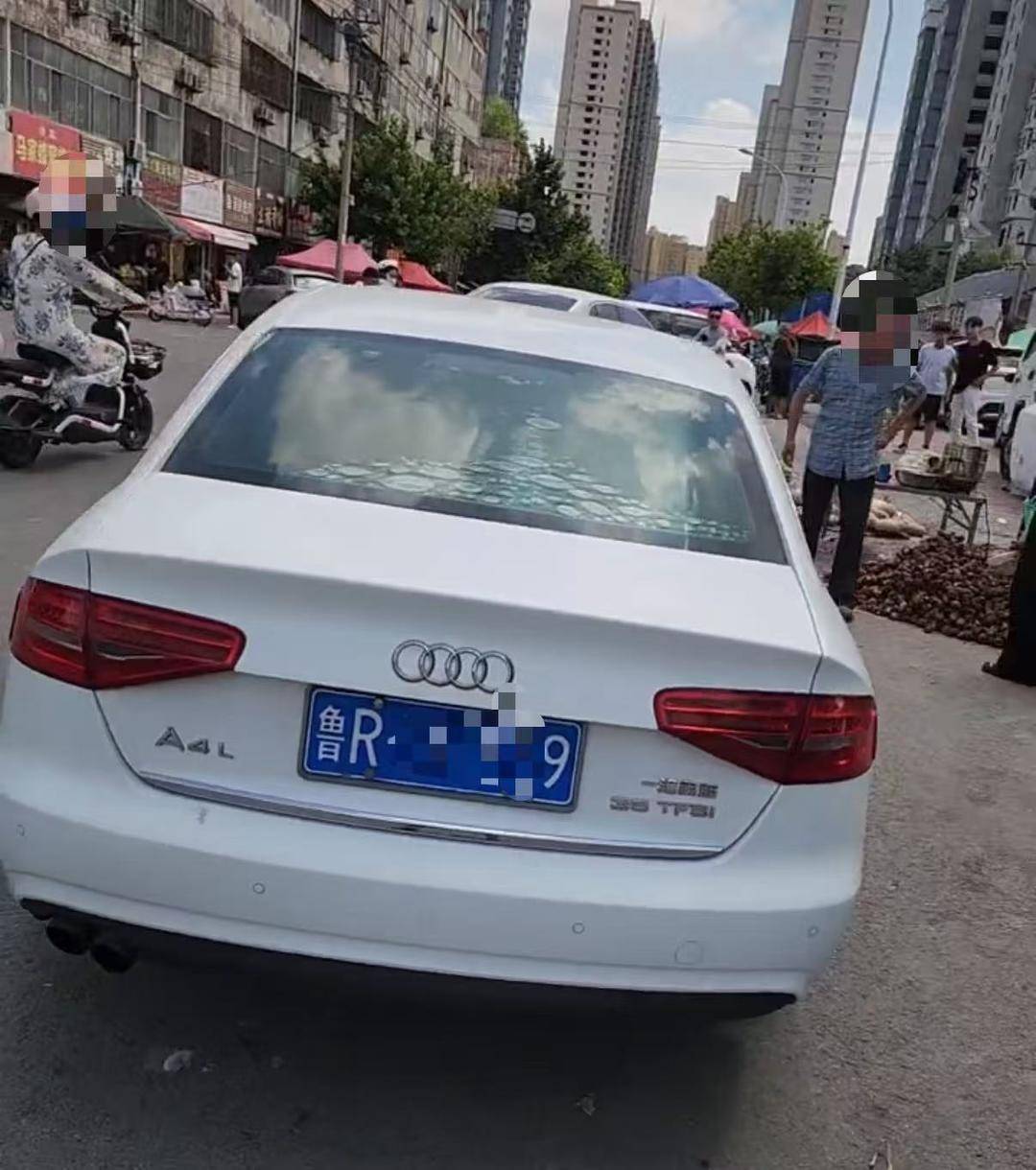 摊主称女顾客退瓜不成砸西瓜,所驾车辆前后车牌不一致 警方:涉事女子已在派出所,交管部门已介入