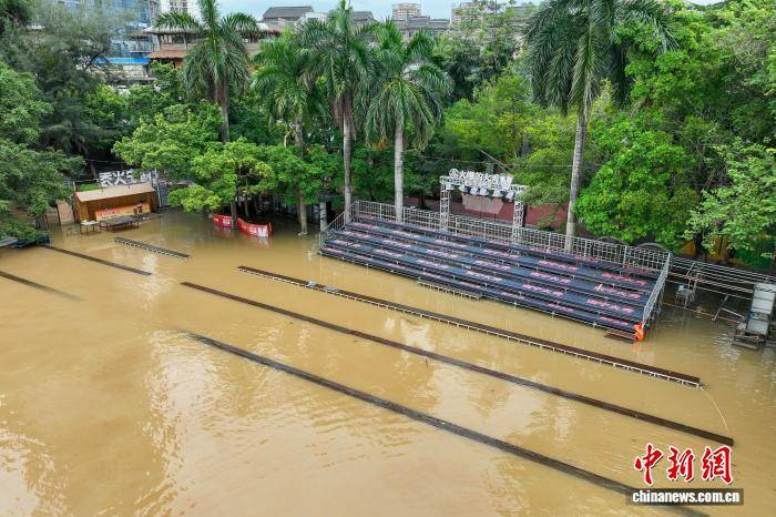广西南宁:洪水来袭 邕江大堤关闸防洪