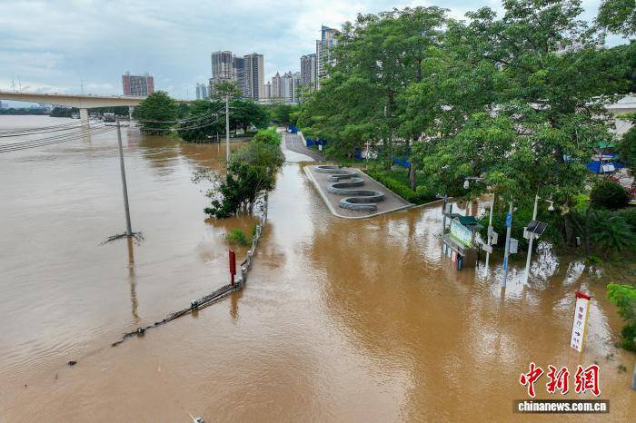 广西南宁:洪水来袭 邕江大堤关闸防洪