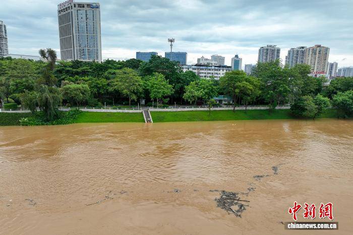 广西南宁:洪水来袭 邕江大堤关闸防洪