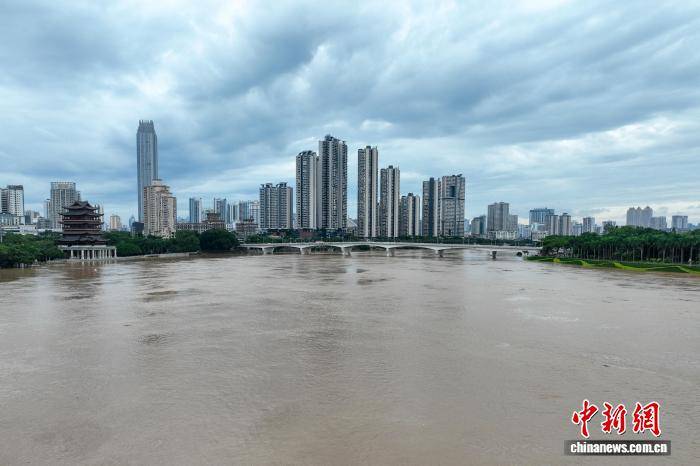 广西南宁:洪水来袭 邕江大堤关闸防洪