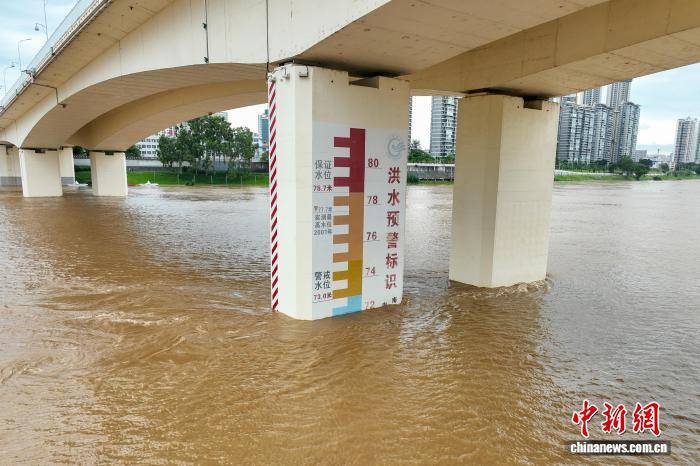 广西南宁:洪水来袭 邕江大堤关闸防洪