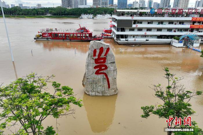 广西南宁:洪水来袭 邕江大堤关闸防洪