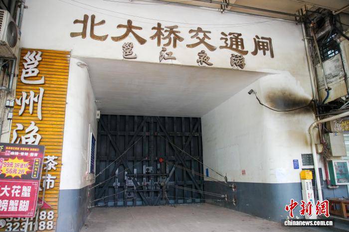 广西南宁:洪水来袭 邕江大堤关闸防洪