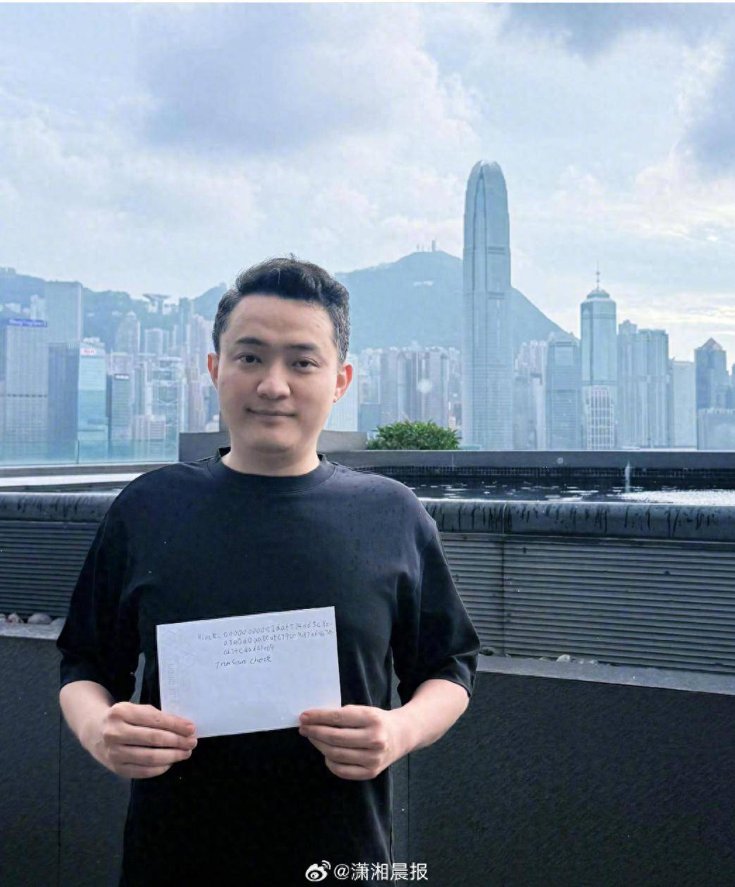 孙宇晨上传照片自证仍在香港九龙,并称“不用信人,信链”,此前有消息称“他离港去避风头”