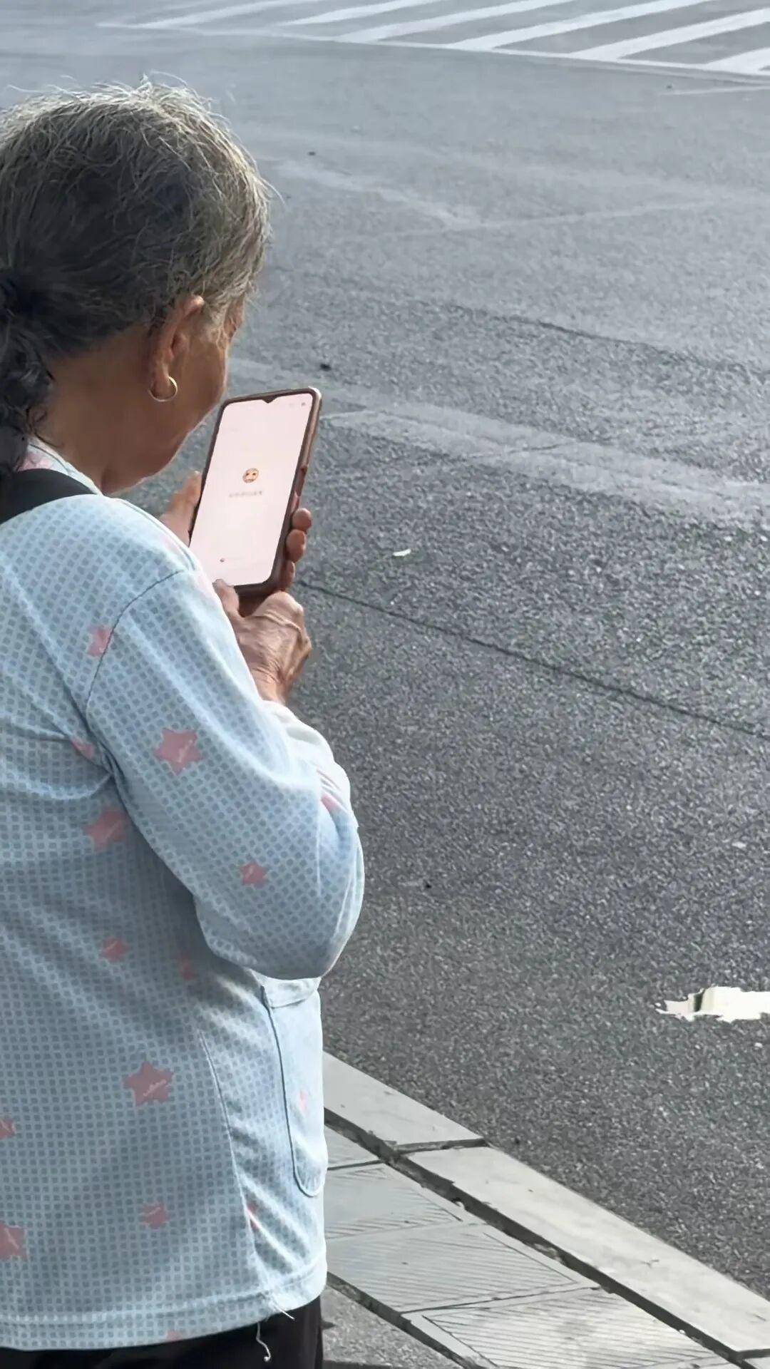 老人等车时手机不停弹广告怎么都关不掉,念叨“没赶上末班车”,路过小伙:有点心酸