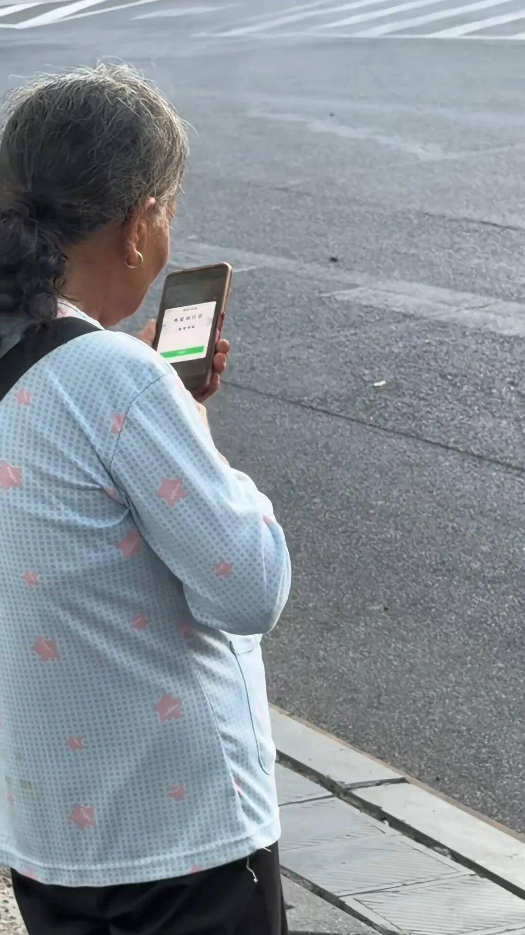 老人等车时手机不停弹广告怎么都关不掉,念叨“没赶上末班车”,路过小伙:有点心酸