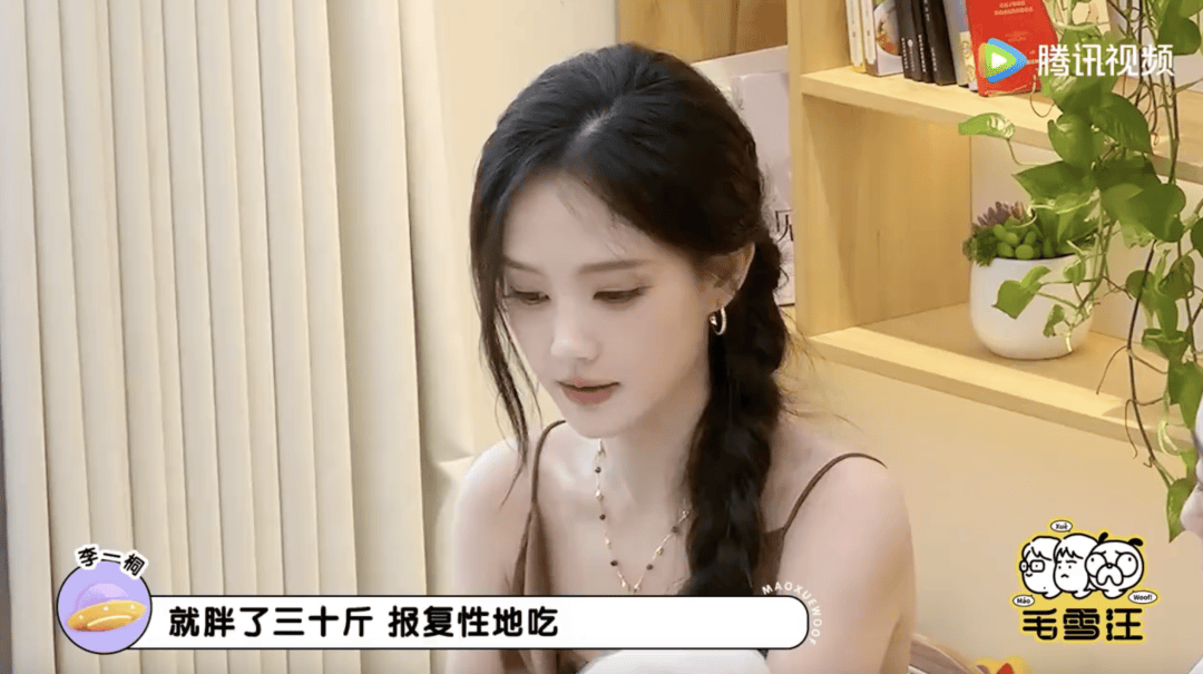 36岁女演员李一桐自曝北舞经历:曾报复性饮食,半年增重30斤,最胖110多斤;节目中轻松拿起8公斤哑铃水杯秀肌肉,“是不是练得不错”
