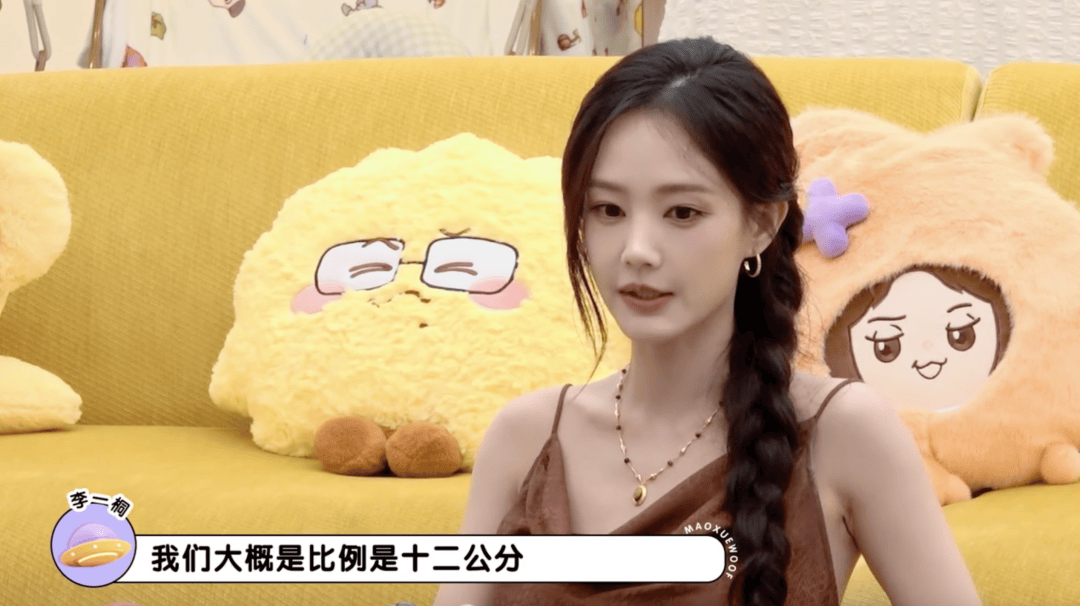 36岁女演员李一桐自曝北舞经历:曾报复性饮食,半年增重30斤,最胖110多斤;节目中轻松拿起8公斤哑铃水杯秀肌肉,“是不是练得不错”