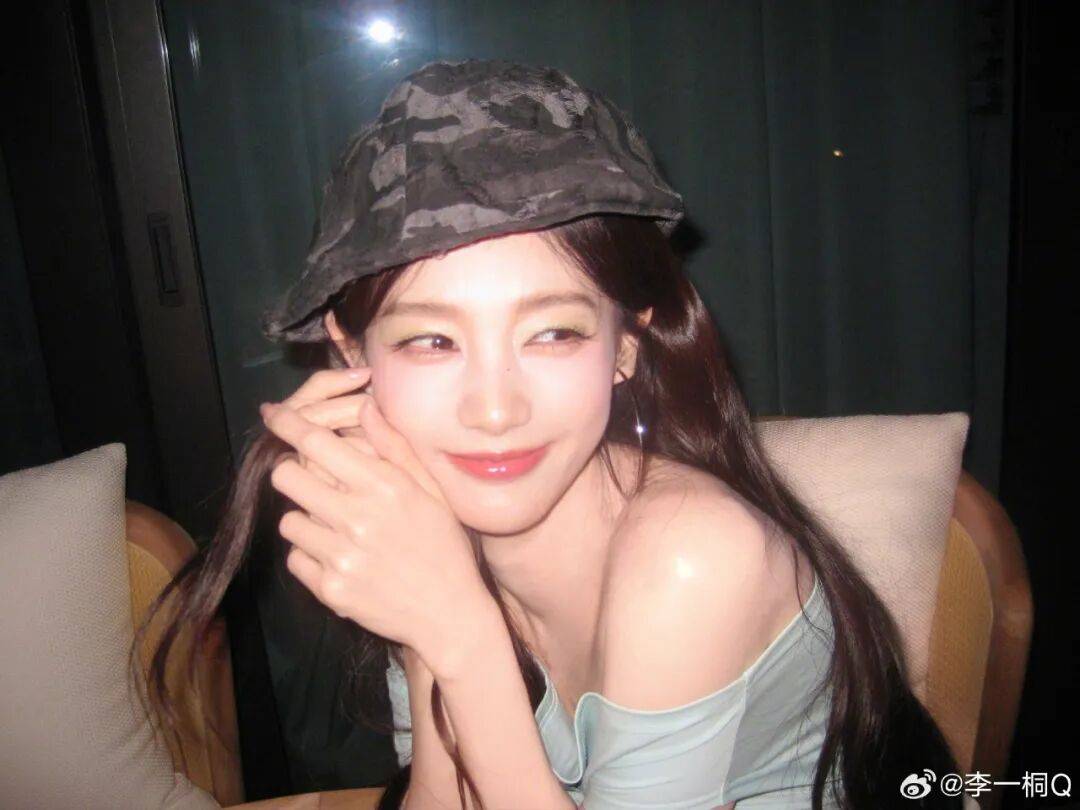 36岁女演员李一桐自曝北舞经历:曾报复性饮食,半年增重30斤,最胖110多斤;节目中轻松拿起8公斤哑铃水杯秀肌肉,“是不是练得不错”