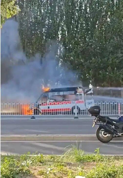 内蒙古包头一救护车路边起火；交警：人员伤亡、事故原因不便透露，事故已处置完毕；120：非网内救护车