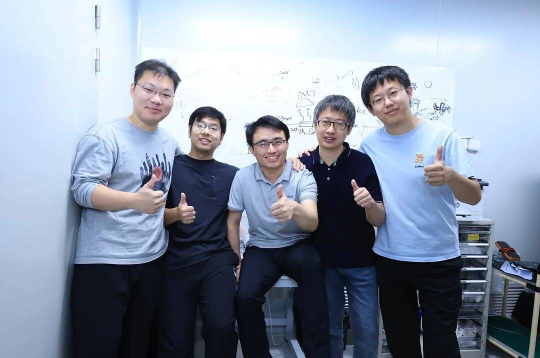 清华大学重磅成果！物理系副教授丁世谦带领团队在国际上率先研制出核光钟，精度超越“数千亿年不差一秒”